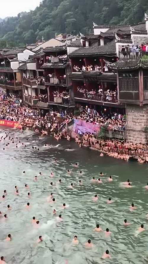 新澳门今晚开奖结果查询表图片和凤凰古城百人抢鸭子与凤凰古城百人抢鸭子是真的吗