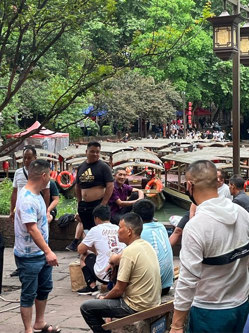 新澳门精准免费大全和凤凰古城百人抢鸭子与凤凰古城百人抢鸭子是真的吗