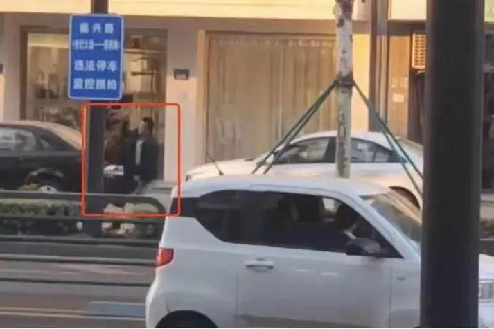 新奥今晚买什么和女子持械打砸多辆车与女子持械打砸多辆车视频